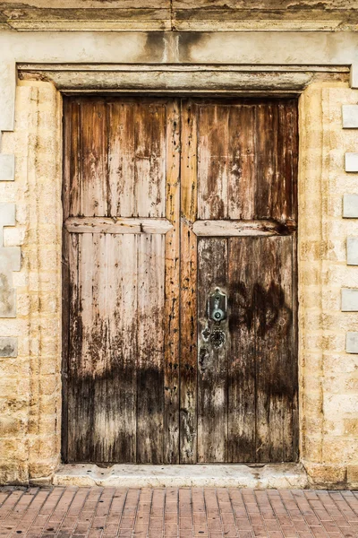 Idade vintage marrom madeira espanhol porta — Fotografia de Stock