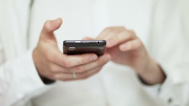 Primer plano del hombre escribiendo en el teléfono móvil touchpad con los dedos — Vídeos de Stock