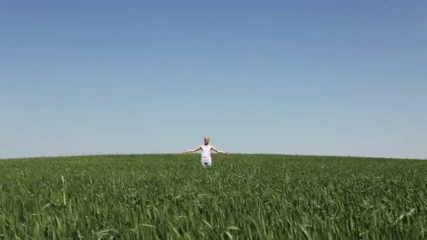 Kobieta robi joga w polu — Wideo stockowe