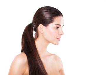 Güzellik esmer moda modeli kız uzun düz kumral, at kuyruğu saç modeli.