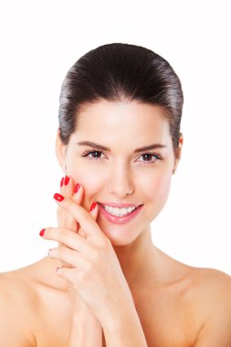 Genç model parlak makyaj ve manikür ile Güzellik Portresi