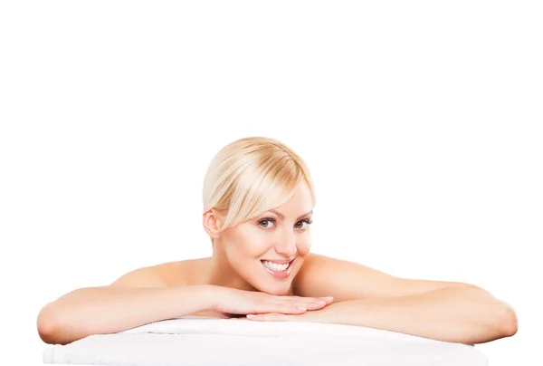 Bellissimo modello femminile con pelle perfetta sdraiata su asciugamano. Spa donna — Foto Stock