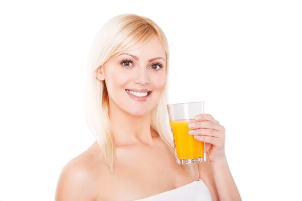 Close up of a smiling healthy woman with orange juice — Stock Photo, Image