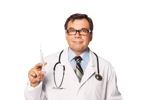 注射器笑顔の成熟した医師の肖像画。白い背景に分離 — ストック写真