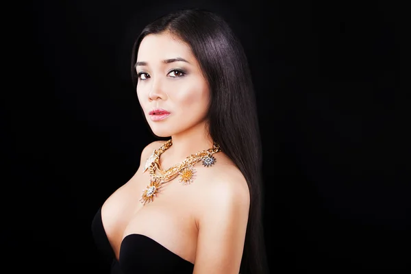 Ritratto di una bella ragazza asiatica con accessori di lusso. modello di moda — Foto Stock
