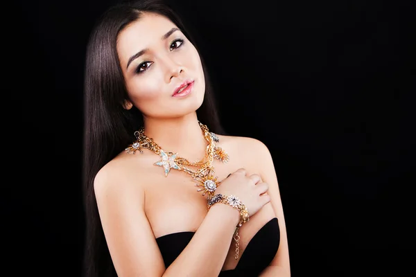 Retrato de una hermosa morena modelo de moda asiática con accesorios de lujo . —  Fotos de Stock