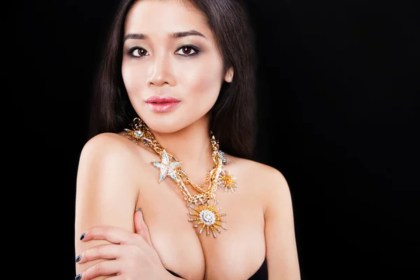 Retrato de moda de un hermoso modelo asiático con accesorios de lujo . — Foto de Stock