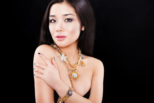 güzel Asyalı kız lüks aksesuarları ile güzellik portresi. Güzellik takı. mutlu bir modeldir