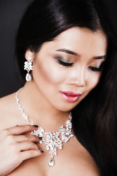 Close up portrait of a beautiful brunette asian girl with luxury accessories. — Stock Photo, Image