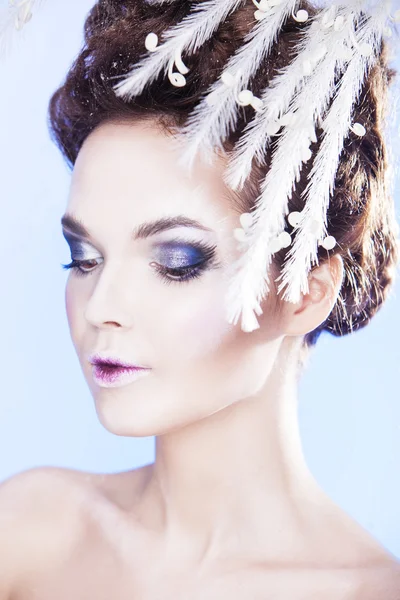 Close up de belo modelo com maquiagem de inverno sobre fundo azul. Rainha da neve . — Fotografia de Stock