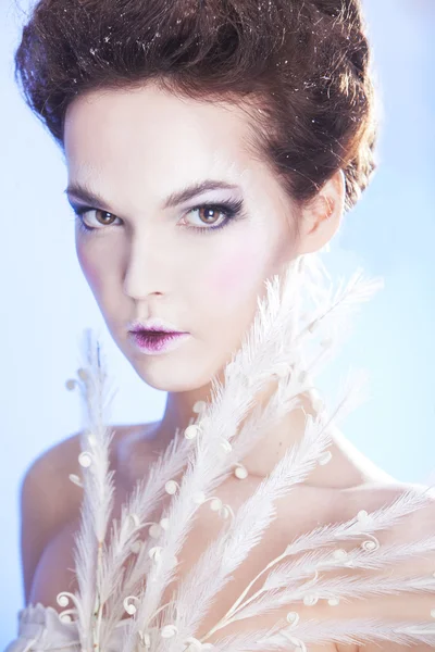 Belleza mujer de moda sobre fondo azul. Mujer de belleza invernal. Reina de la nieve. Maquillaje. — Foto de Stock