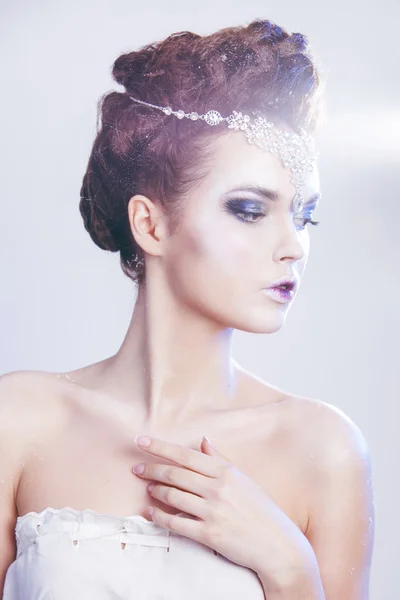 Beauté femme sur fond bleu d'hiver. Belle femme d'hiver. Reine des neiges. Maquillage — Photo