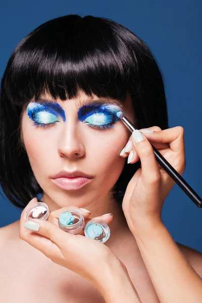 Maquillage des yeux femme appliquant la poudre fard à paupières bleu — Photo