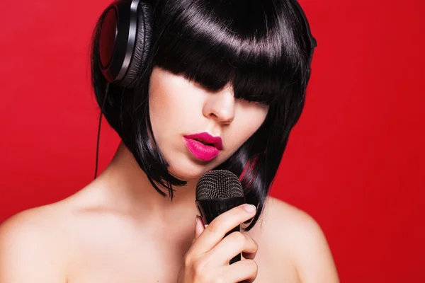 Retrato de close-up de mulher bonita com microfone. Karaoke. — Fotografia de Stock