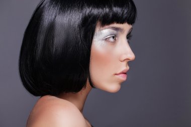 Gümüş yüz makyaj parlayan ile güzel ve genç birbayan