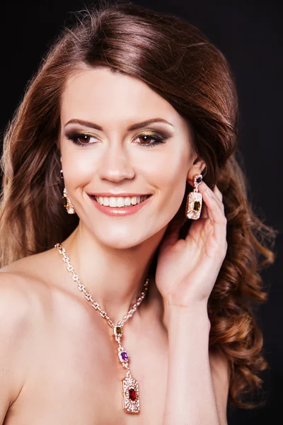 Beauty smiling model with perfect makeup and luxury accessories. — Stock Photo, Image