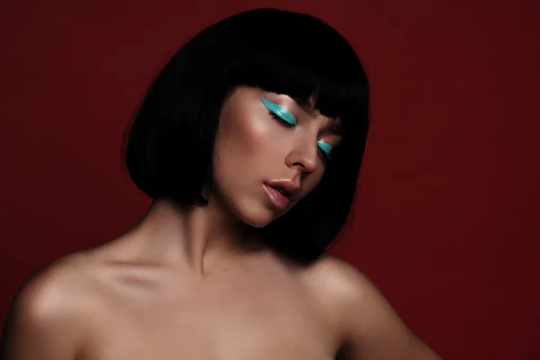 Close up portrait of fashion woman model with turquoise arrow — Stock Photo, Image