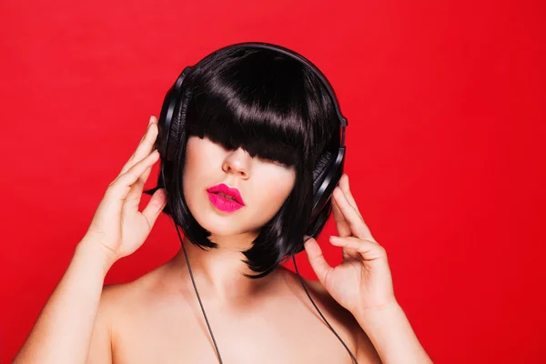 Mujer dj escuchando música en auriculares disfrutando de un baile. Karaoke . — Foto de Stock