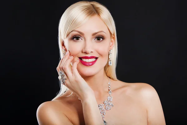 Retrato de una hermosa chica rubia con accesorios de lujo. collar de lujo —  Fotos de Stock