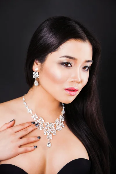 Retrato de beautyful jovem asiático mulher com luxo jewerly e diamantes — Fotografia de Stock