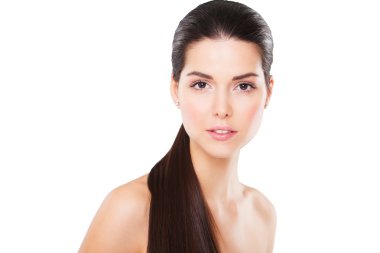 güzel model beyaz bir arka plan üzerinde poz uzun kuyruk ve taze temiz cilt ile gülümseyen güzellik portresi