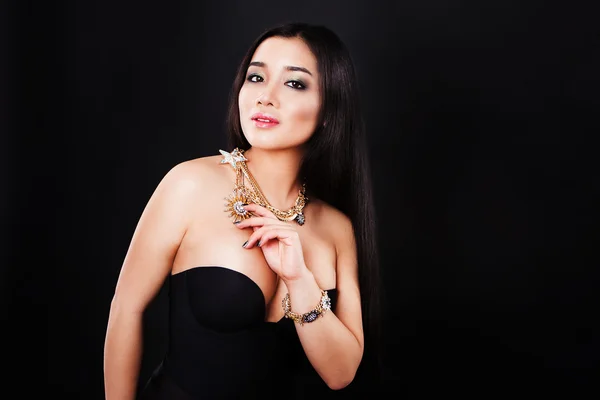 Hermosa moda mujer asiática modelo con pelo largo y joyas de lujo —  Fotos de Stock