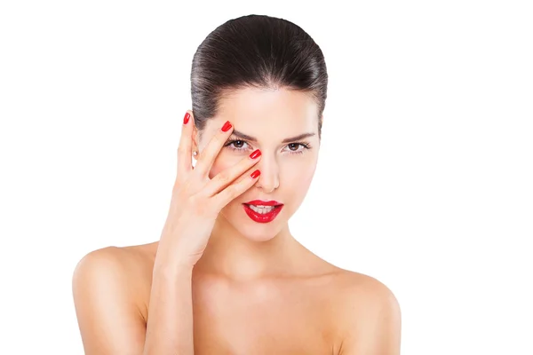 Piękna młoda kobieta szczęśliwa z czerwonymi ustami i manicure, na białym tle — Zdjęcie stockowe