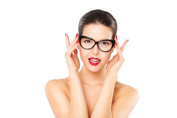 Retrato de linda mujer sonriente con gafas aisladas en blanco estudio de tiro mirando a la cámara — Foto de Stock