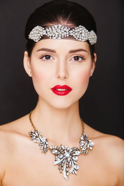 Beautiful woman with evening make-up, necklase and big jewelry on her head. Beauty face. — Stock Photo, Image