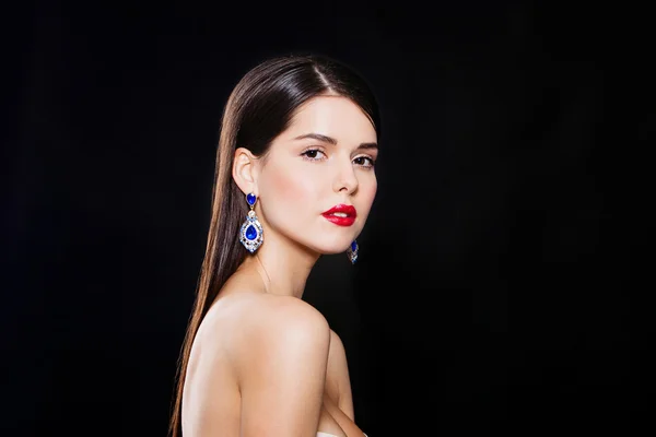 Modelo de moda hermosa con maquillaje perfecto que lleva joyas —  Fotos de Stock