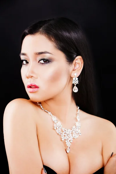 Portrait of a beautiful brunette girl with luxury accessories. — Stock Photo, Image