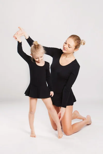 Kvinna undervisning barn att dansa. mor och dotter gymnastik — Stockfoto