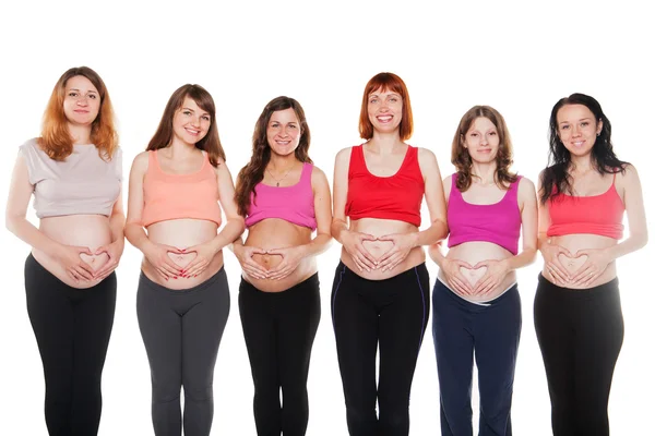 Groep gelukkig zwangere vrouwen raken hun buiken. Moederschap concept. — Stockfoto