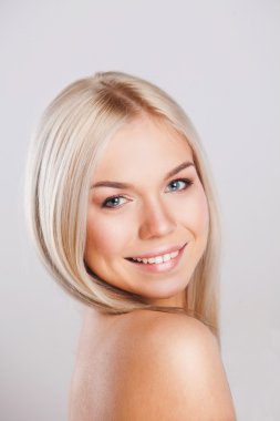 Sağlıklı temiz cilt ile gülümseyen güzel genç kadın