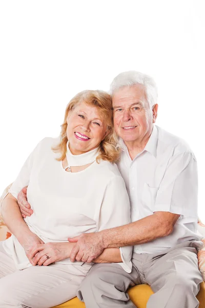 Couple âgé affectueux avec de beaux sourires amicaux rayonnants posant ensemble — Photo