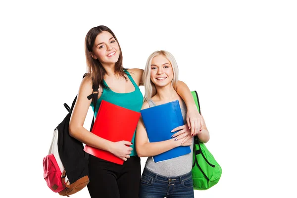 Due studenti felici in piedi insieme con divertimento, sorridendo e guardando la fotocamera isolata su sfondo bianco . — Foto Stock