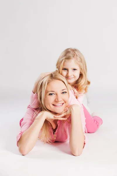 Closeup portret van gelukkig lachend moeder en kleine dochter - geïsoleerd. Gelukkige familie mensen concept. — Stockfoto