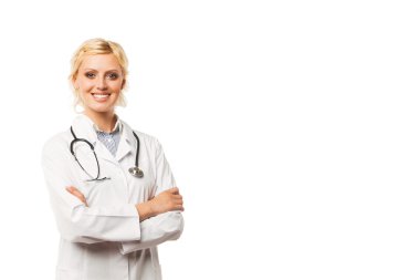 Steteskoplu gülümseyen doktor kadın. Beyaz arkaplan üzerinde izole edilmiş.