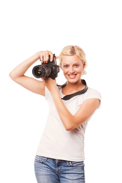 Mujer sonriente con cámara fotográfica, aislada sobre fondo blanco — Foto de Stock