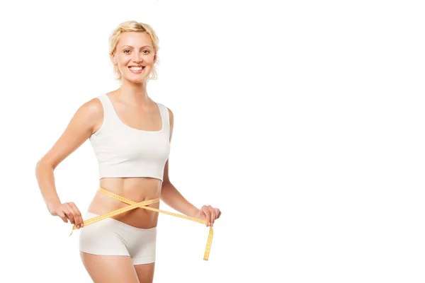 Felice donna sorridente con un metro su bianco — Foto Stock