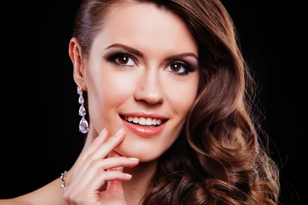 Portret van een mooie brunette meisje met luxe accessoires close-up. mannequin — Stockfoto