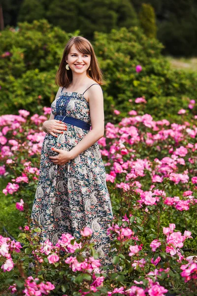 Outdoor natural portrait of beautiful smiling pregnant woman — Stock Photo, Image