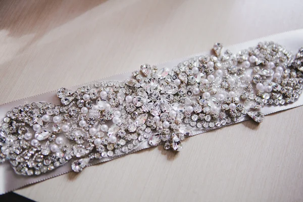 Svatební pás s lesklými kamínky. Luxusní svatební Doplňky — Stock fotografie