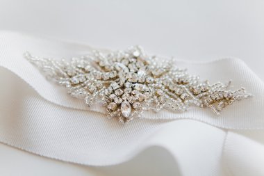 Parlak rhinestones gelin kemerle. Düğün aksesuarları