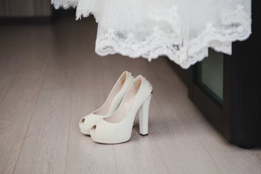 Zarif beyaz düğün ayakkabıları.