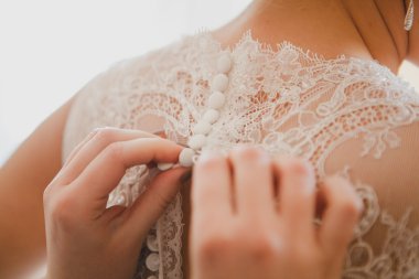 Nedime gelinin elbise düğmeli