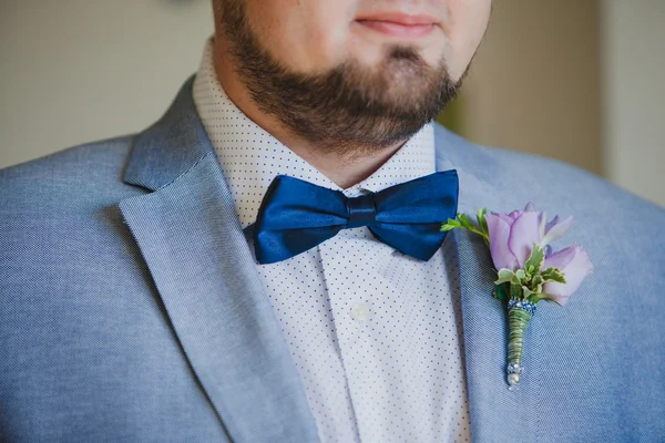 Primo piano di eleganza sposo con papillon e boutonniere — Foto Stock