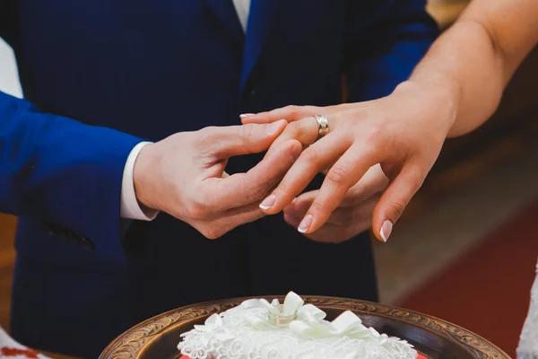 Brudgummen bär diamantring till bruden hand i vigseln. Vigselringar exchange — Stockfoto