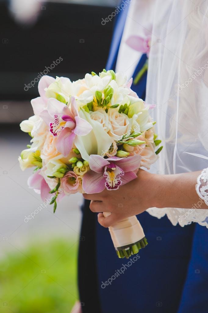 Mariée Tenant Le Bouquet De Fleurs Du Beau Mariage Avec