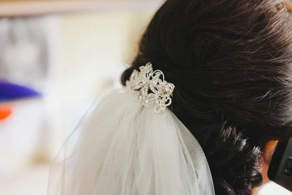 Bräute Haar, mit einem Haarschmuck gestylt. Hochzeitsaccessoires — Stockfoto